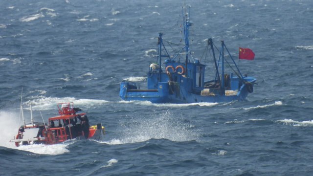 인천 소청도 주변에서 불법조업하던 중국 어선 2척 나포 / YTN