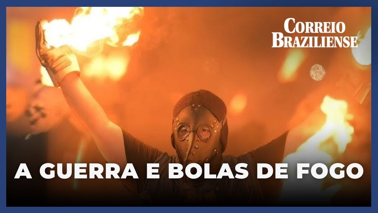 En San Salvador, grupos tomam as ruas da cidade e promovem o festival das bolas de fogo