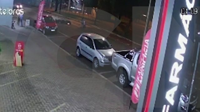 Câmera registra momento em que mulher é atropelada por moto na Avenida Tito Muffato