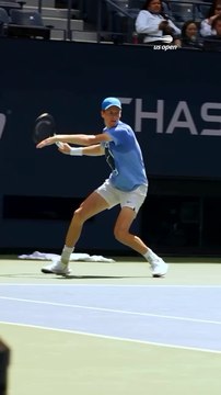 Jannik Sinner à l’échauffement avant d’affronter Daniil Medvedev