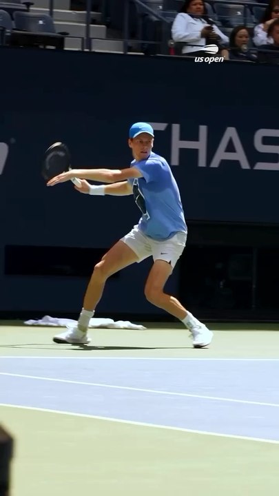 Jannik Sinner à l’échauffement avant d’affronter Daniil Medvedev