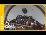 Sin quórum con violencia y empujones: Fingieron sesión diputados de Guaidó
