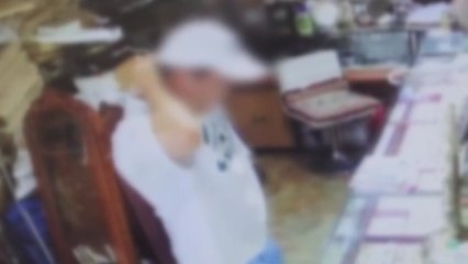 손님인 척 금은방에서 금붙이 훔쳐...20대 송치 / YTN