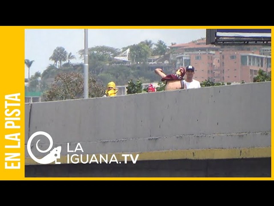 Tras derrota evidente de Guaidó: Unos pocos encapuchados trancan autopista Francisco Fajardo