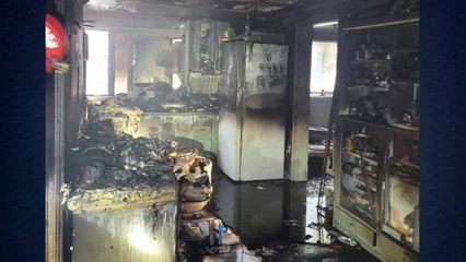 수원 탑동 3층 건물에 불...할머니와 손자 다쳐 / YTN