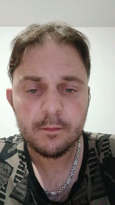 monsieur qui en a assez d'Emmanuel Macron Arrêtez de voter je vous le dis dans cette vidéo que ça sert à rien de voter. Moi, je suis pas un mouton. C'est pour ça que je vous dis que j'en ai assez d'Emmanuel Macron