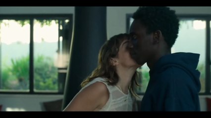 Omar and Anna kissing scene Zero season 1 episode 2