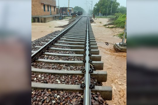 Train Cancelled: जोधपुर में मूसलाधार बारिश, 4 ट्रेनों को किया गया रद्द, 2 आंशिक रद्द, एक का रूट बदला