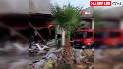 Adana'da kitap dağıtım deposunda yangın çıktı
