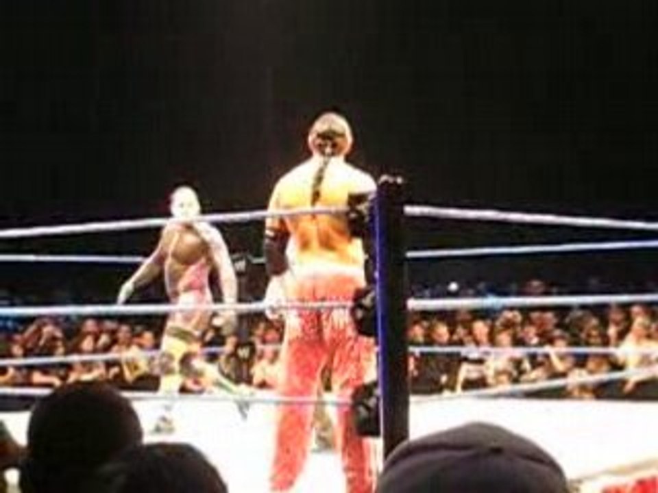 Matt hardy et MVP jouent avec le public