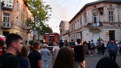 Tải video: Siete personas, entre ellas tres niños, han muerto durante la madrugada del miércoles en un ataque ruso con misiles contra la ciudad de Leópolis