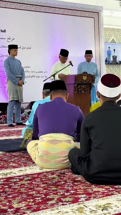 دموع السلطان عبد الله شاه في زفاف ابنته تثير تعاطفًا واسعًا