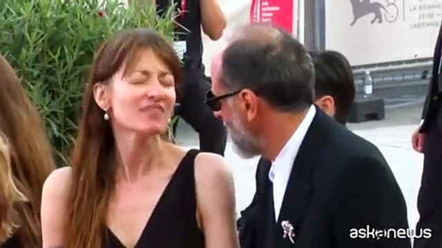 Il nuovo Daniel Craig (con moglie) sul red carpet di Queer di Guadagnino