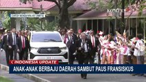 Anak-Anak Berbaju Adat Daerah Sambut Paus Fransiskus di Istana