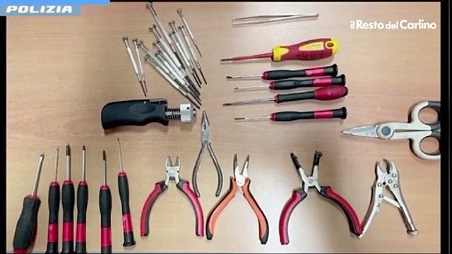 Il video dei ladri in azione nelle case di Bologna, la refurtiva e gli arnesi da scasso