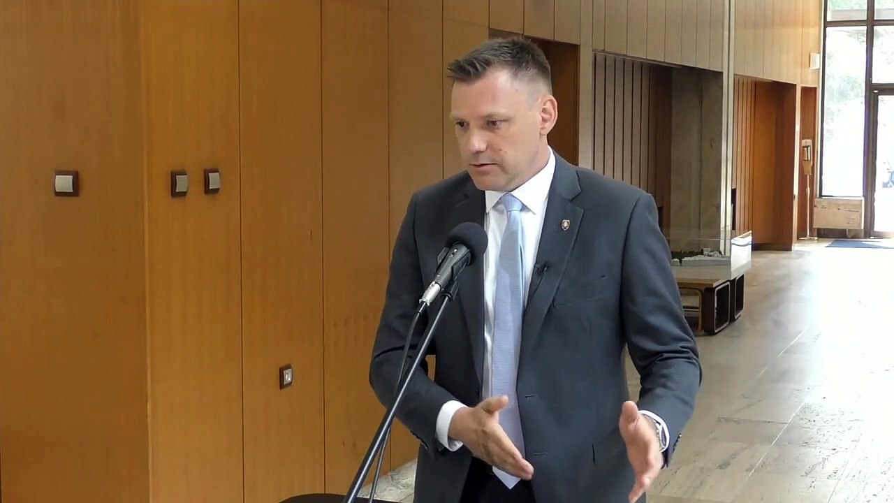 Brífing ministra životného prostredia T. Tarabu po rokovaní vlády SR.