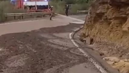 Los Bomberos de la DPZ trabajan en la limpieza  de la carretera CV-103