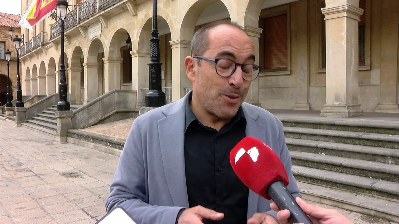 Rey sobre Esther Peña
