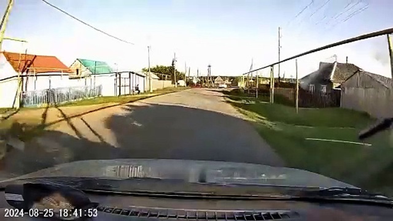 Course poursuite de la police dans un village... ridicule