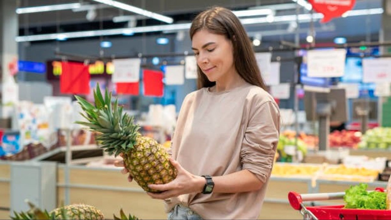 La 'Hora De La Piña': La Moda Viral Para Ligar En Los Supermercados De España