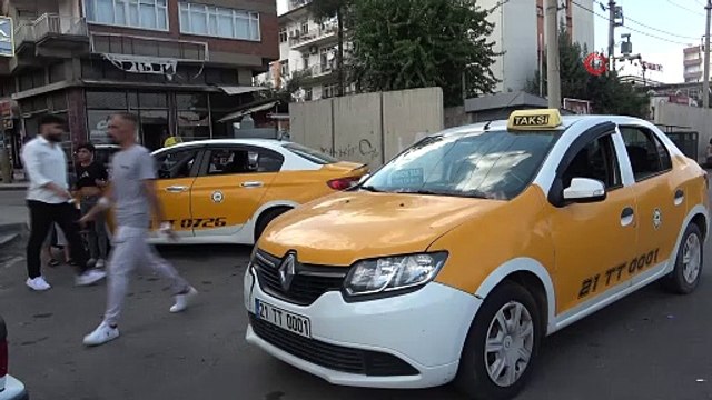 Diyarbakır'da bu taksiye binen yolcular şarkı eşliğinde yolculuk yapıyor!