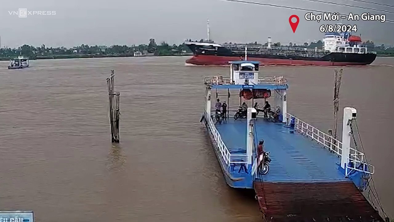 Hành khách- 'Lúc tàu hàng đâm vào phà ai cũng điếng hồn'