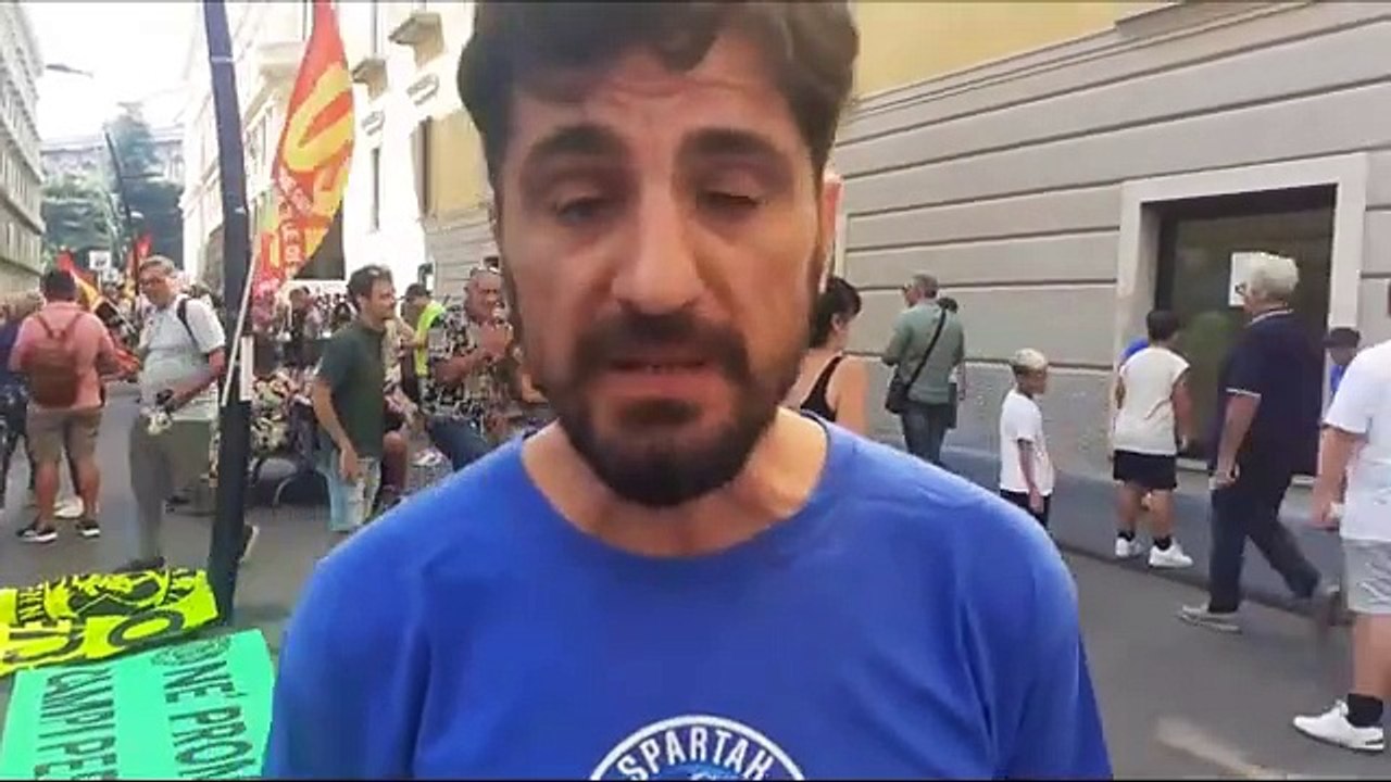 «Sport per tutti», mamme e bimbi dello Spartak San Gennaro giocano davanti al Comune di Napoli