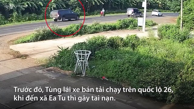 Khoảnh khắc xe bán tải vượt ẩu tông chết ba người