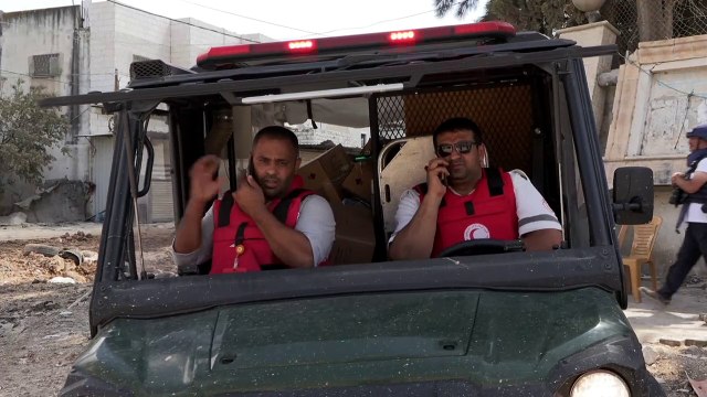 منقذون يوزعون مساعدات في مخيم طولكرم وسط العملية الإسرائيلية في الضفة الغربية