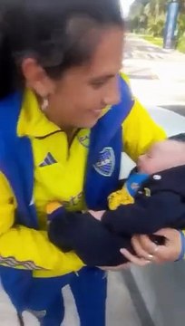 La reacción del Dibu Martínez cuando le dieron un bebé recién nacido con la camiseta de Boca