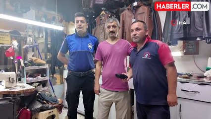 Download Video: Belediye temizlik görevlisinden örnek davranış: Temizlik yaparken bulduğu cüzdan ve altını karakola teslim etti