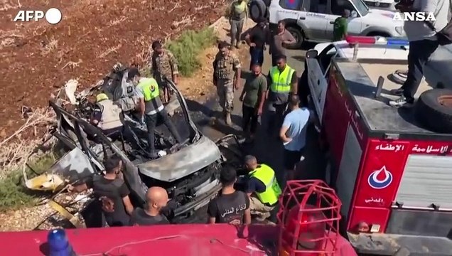 Libano, soccorritori in azione dopo un attacco israeliano