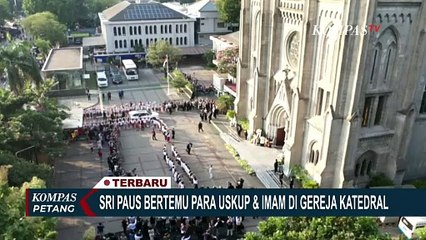Momen Paus Fransiskus Berkati 2 Anak Setiba di Gereja Katedral