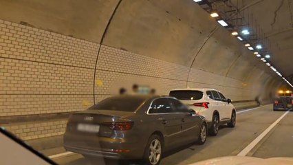 중부내륙고속도로 문경 2터널 다중 추돌사고 잇따라 / YTN