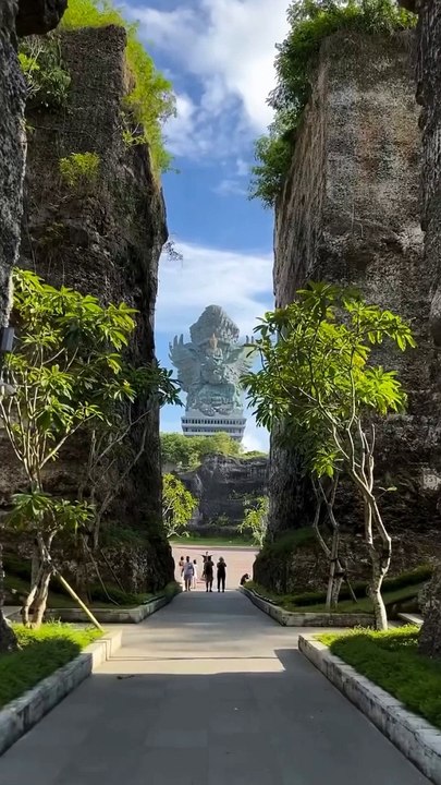 Majestic statue. Tell us what you know about it! #balilife @balilife @cojocaru.alexandra.gabriela Garuda Wisnu Kencana Cultural Park, Bukit Ungasan, Badung, Bali#bali #ungasan #bukit #statue #majestic
