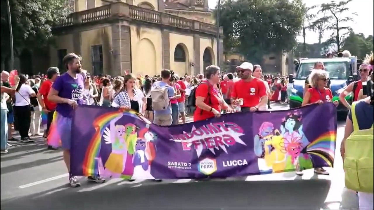 Toscana Pride a Lucca, il corteo arcobaleno e la voce delle istituzioni