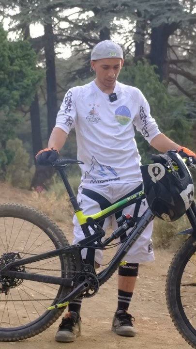 "Le downhill n'est pas très connu en Algérie"  Champion arabe en Egypte, 3 fois champion d'Algérie consécutif, Nour El Islam Berramdane fait parti des ces rares sportifs à pratiquer le downhill en Algérie.