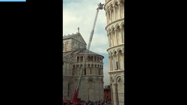 Malore sulla Torre di Pisa, salvato un turista