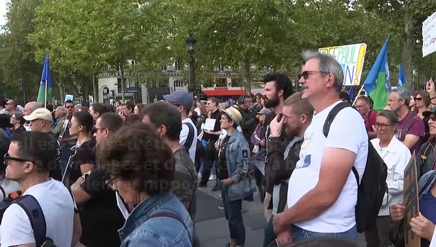 A Paris, des centaines de personnes se réunissent en soutien à Paul Watson
