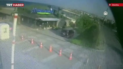 Arnavutköy'de otomobil restorana girdi