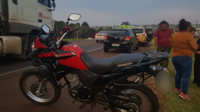 Engavetamento entre dois carros e uma moto é registrado na BR-277, em Cascavel