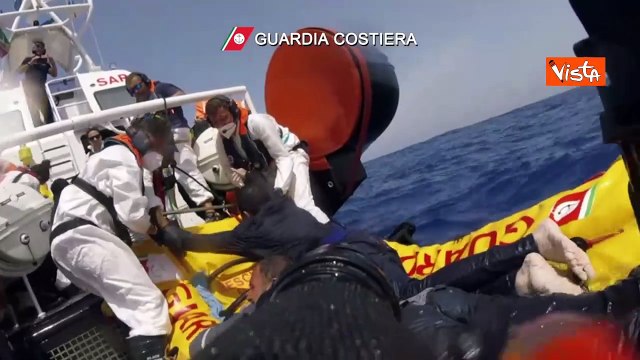 La Guardia Costiera salva 7 migranti da un barcone alla deriva a largo di Lampedusa