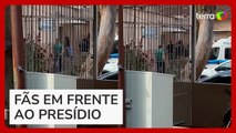 Fãs de Deolane vão à porta de presídio para ver influenciadora