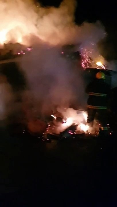 Un camión con fardos de cartón se incendió por completo