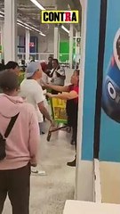 ¡Violenta agresión! Presuntos farderos atacan a policías y guardias en Aurrera 🚨