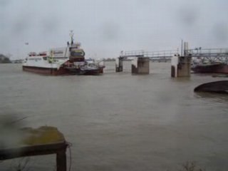 Arrivée du bac du Sambuc aux Salins de Giraud en Camargue