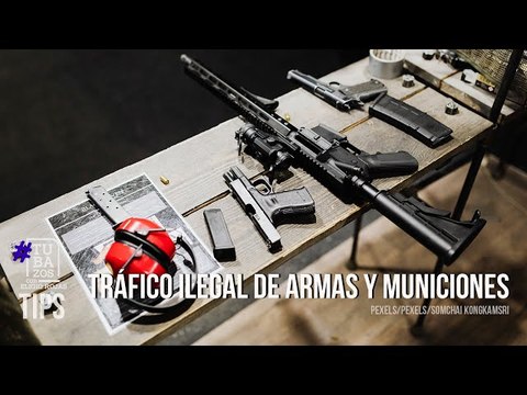 ¿Cuál es el doble propósito de los grupos delictivos con el tráfico ilegal de armas y municiones?