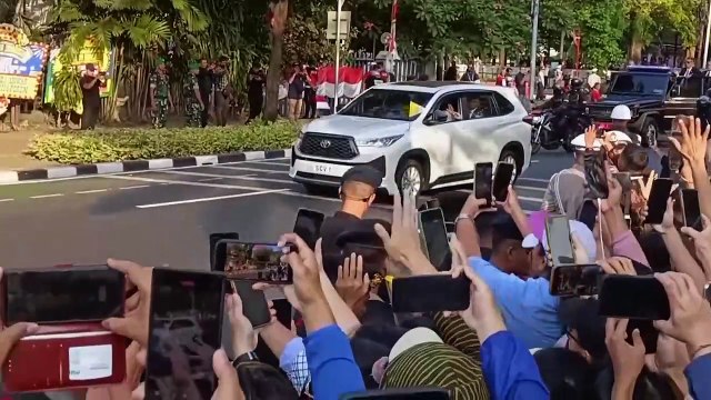 البابا فرانسيس يصل جاكرتا: استقبال مهيب من الرئيس ورجال الدين والأطفال