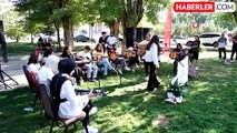 Tatvan Gençlik Merkezi'nden Gitar Kursu Öğrencilerinin Sahilde Konseri