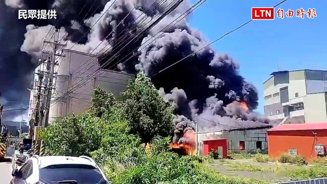 防空污！新北樹林鐵皮工廠大火 蕈狀煙竄天（民眾提供）